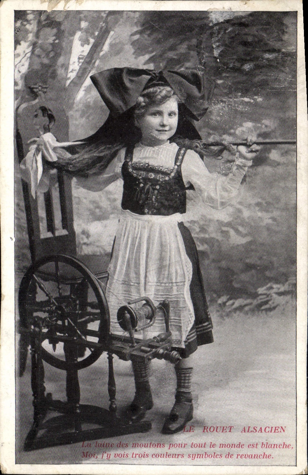 CPA Folklore Alsace Enfant Le rouet Alsacien