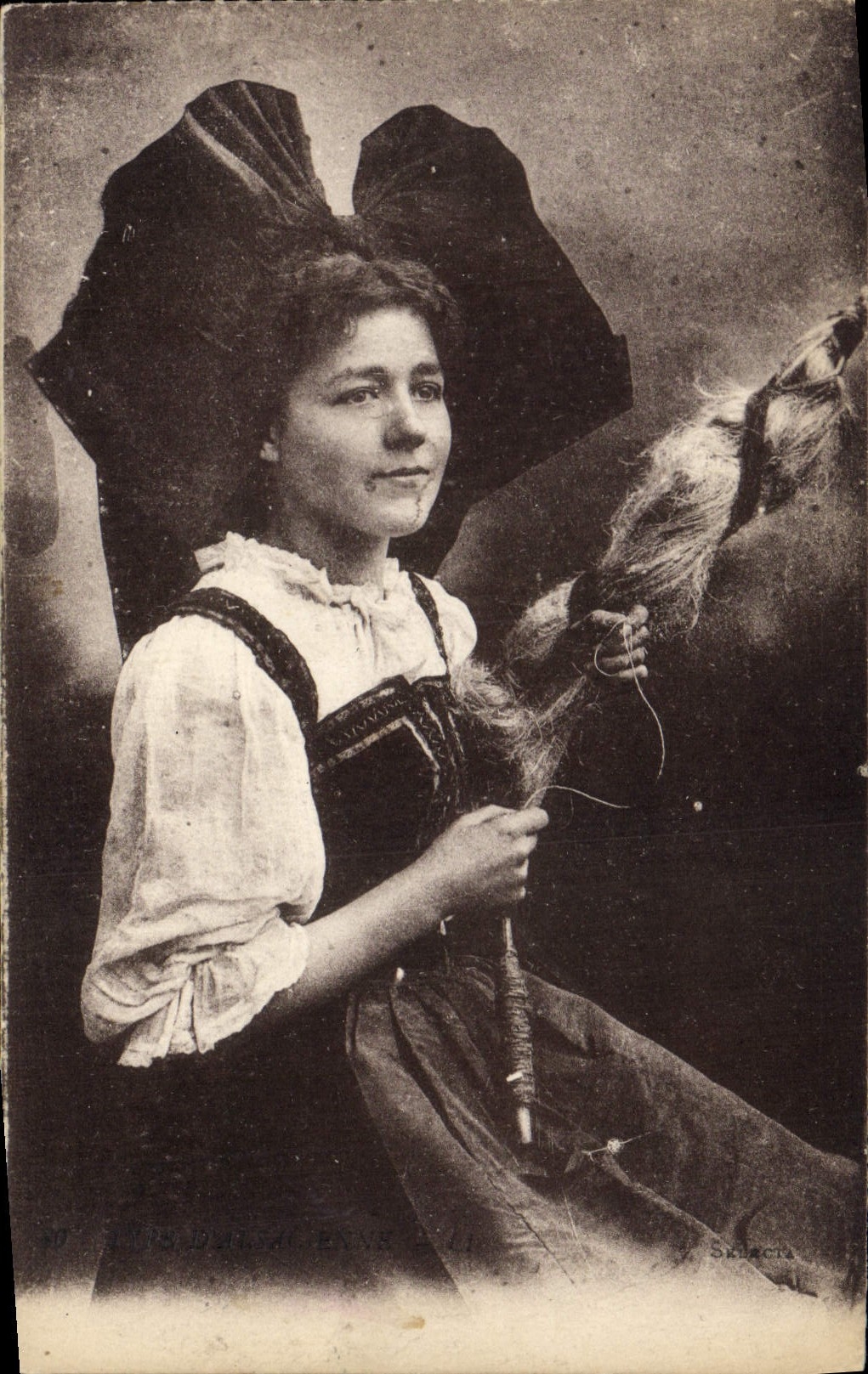 CPA Folklore Alsace Alsacienne Fileuse