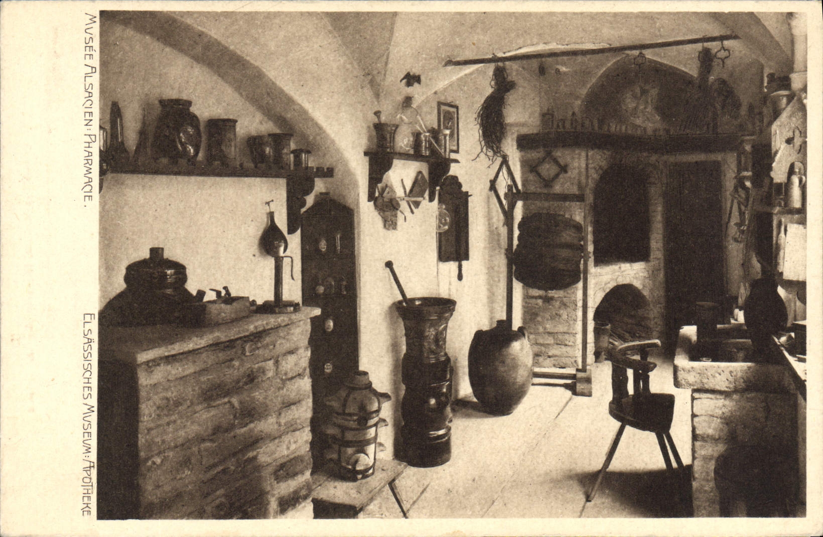 CPA Folklore Alsace Musee alsacien Pharmacie 