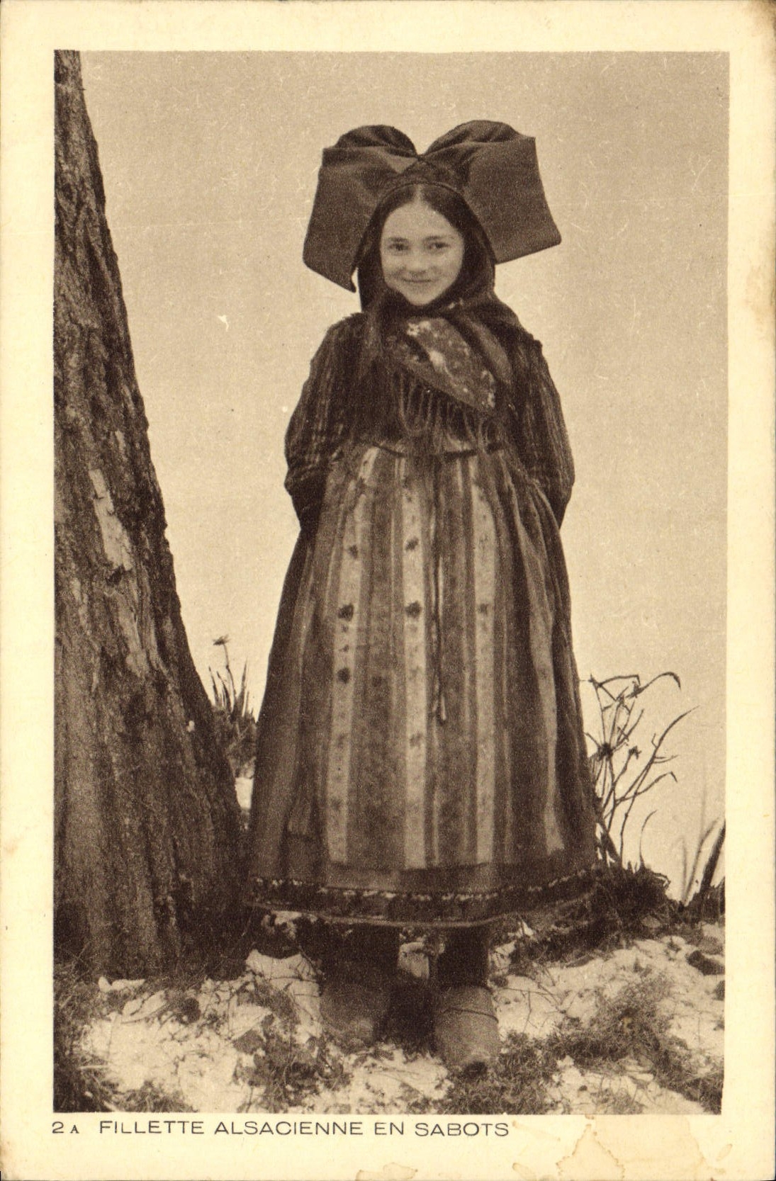 CPA Folklore Alsace Fillette Alsacienne en sabots