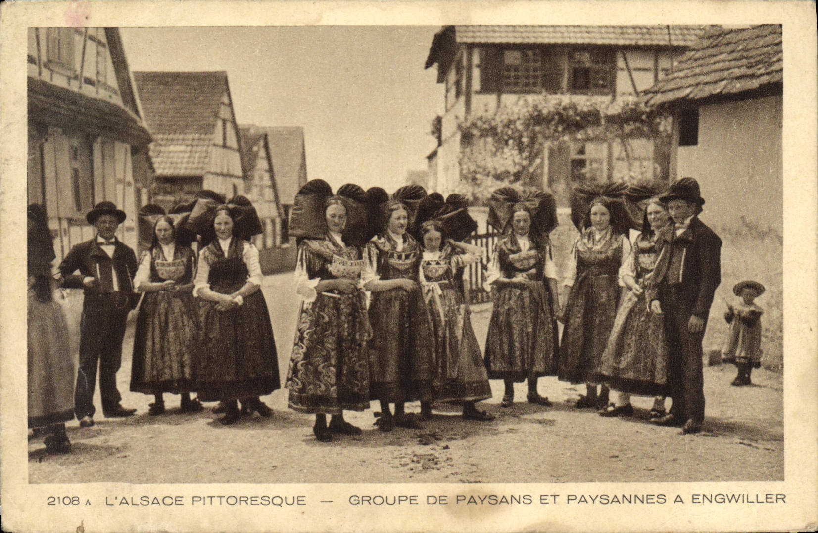 CPA Folklore Alsace Groupe de paysans et paysannes a Engwiller