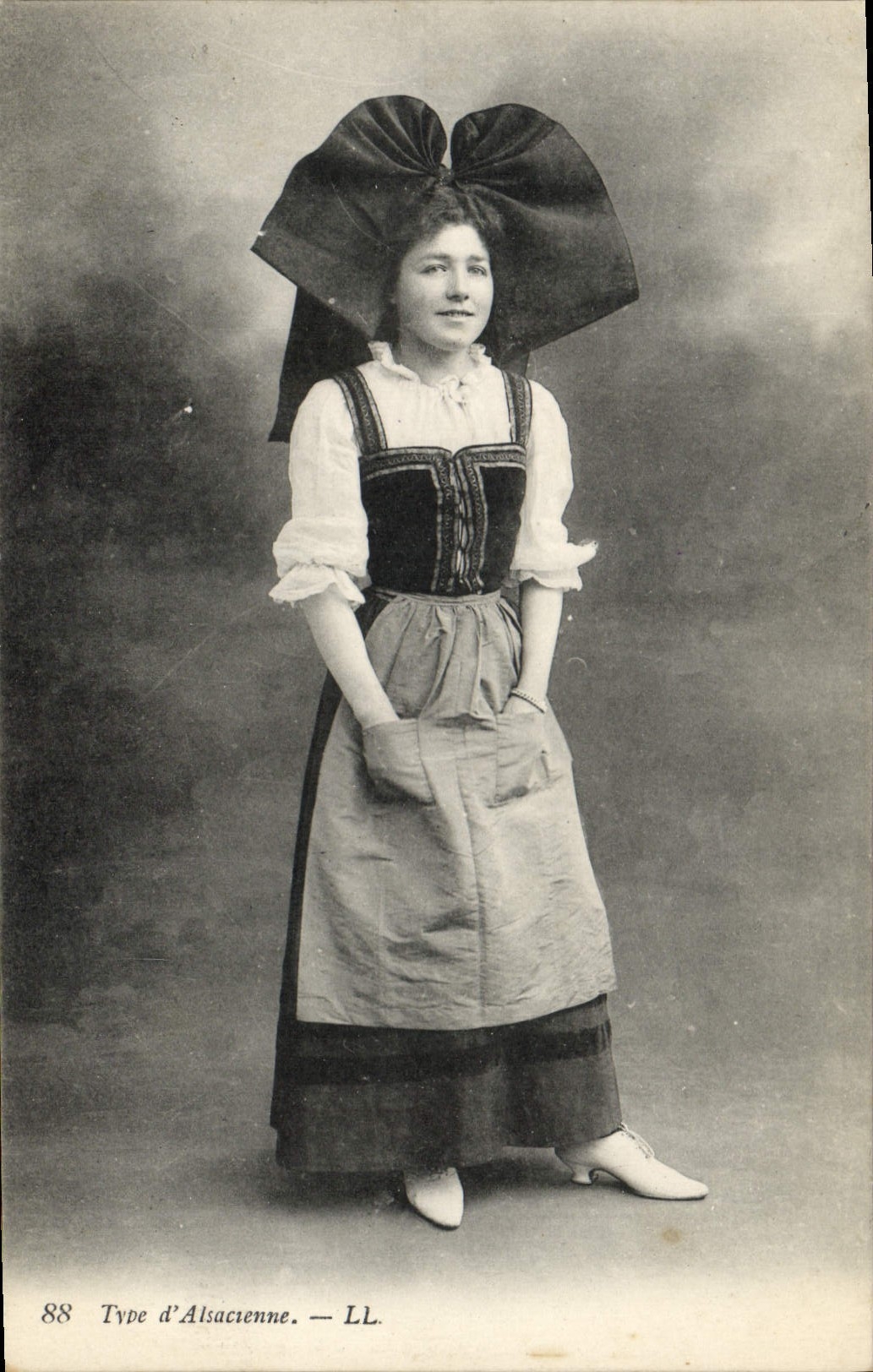 CPA Folklore Alsace Type d'Alsacienne 