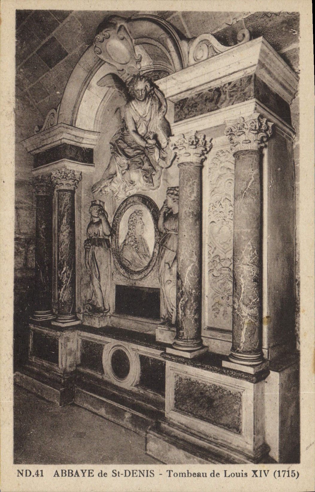 CPA Mort Abbaye de St Denis Tombeau de Louis XIV