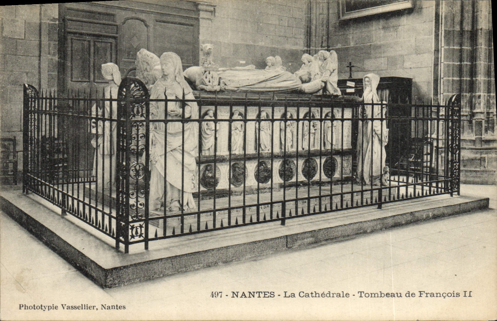 CPA Mort Nantes La cathedrale Tombeau de Francois II