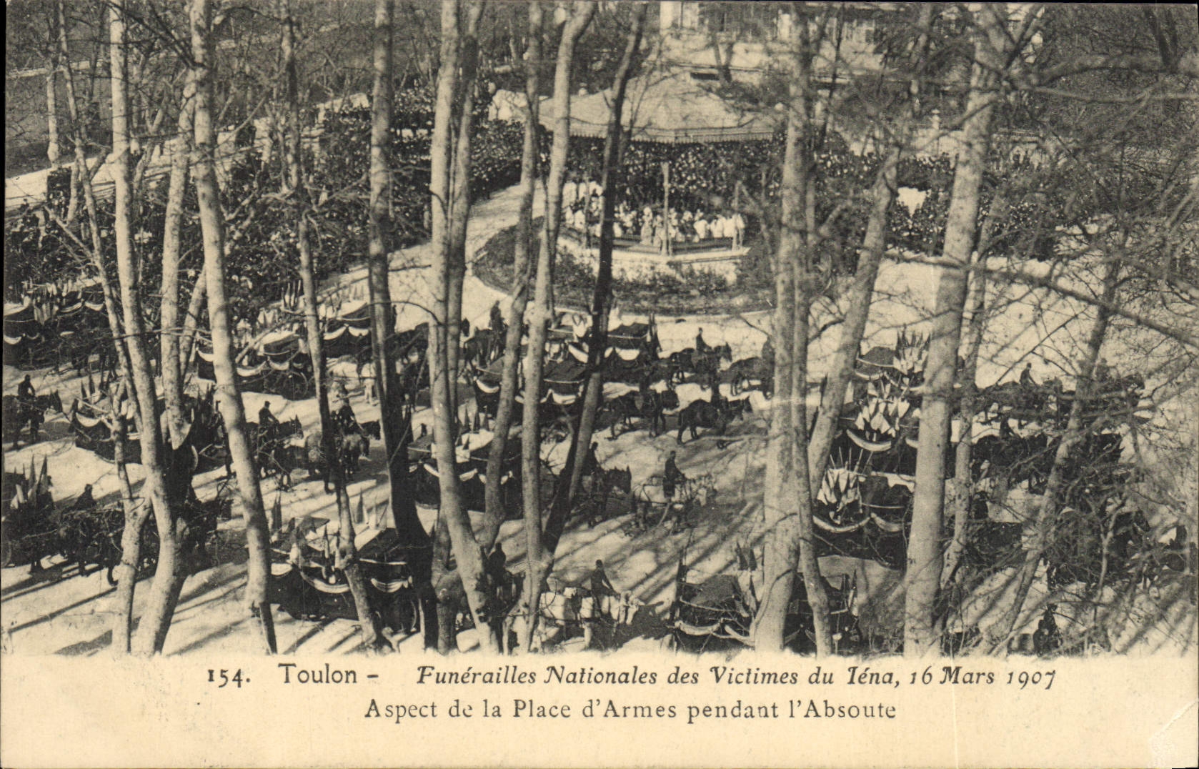 CPA Mort Toulon Funerailles nationales des victimes du Iena Aspect de la place d'armes pendant l'absoute