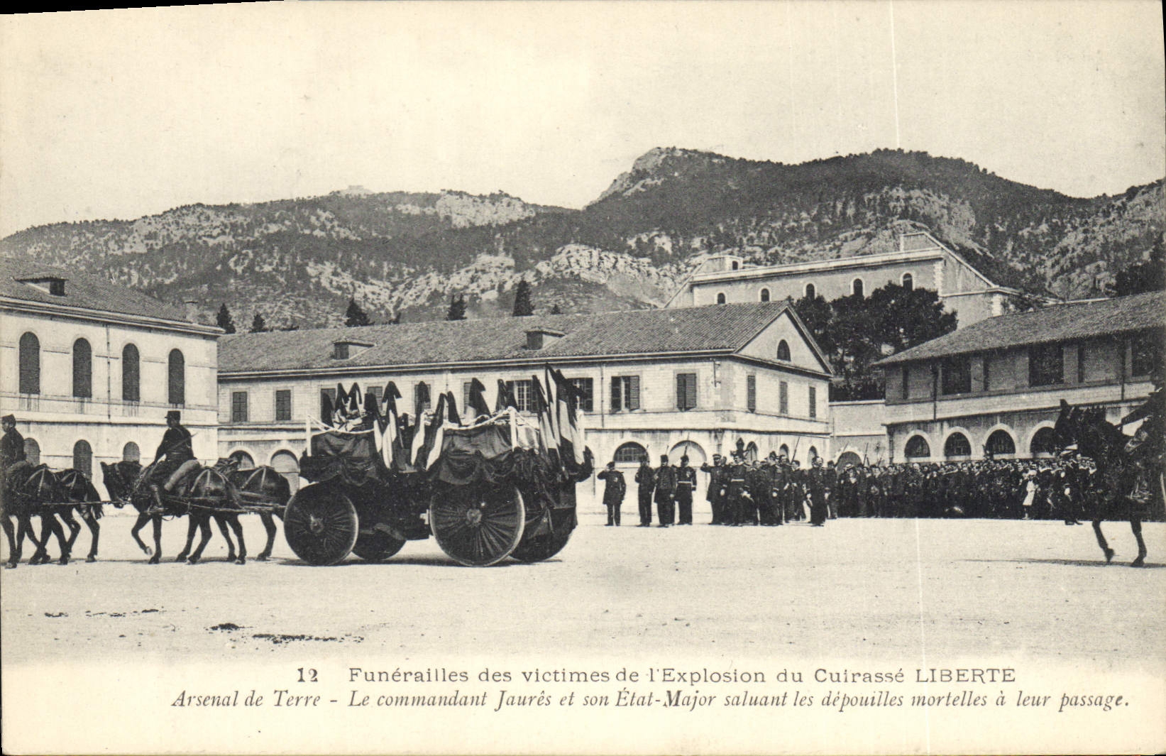 Postal Muerte Entierros de las víctimas de la explosión del blindaje Libertad Arsenal de tierra el comandante Jaures y su Estado Mayor que saluda los restos mortales