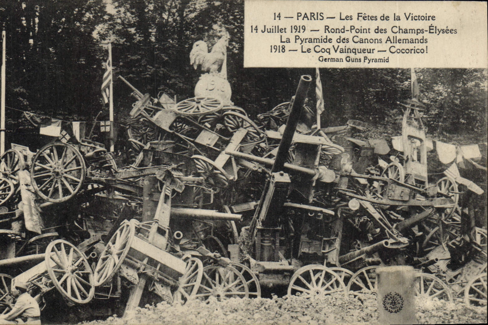 CPA Coq Paris Fetes de la Victoire 14 juillet 1919 Rond Point des Champs Elysees la pyramide des Canons allemands 