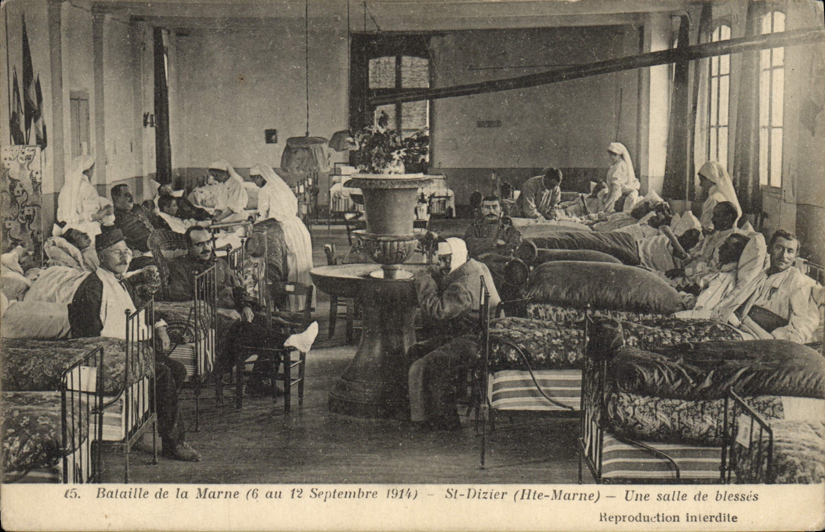 CPA Sante Militaria Bataille de la Marne St Dizier Une salle de blesses Infirmiere