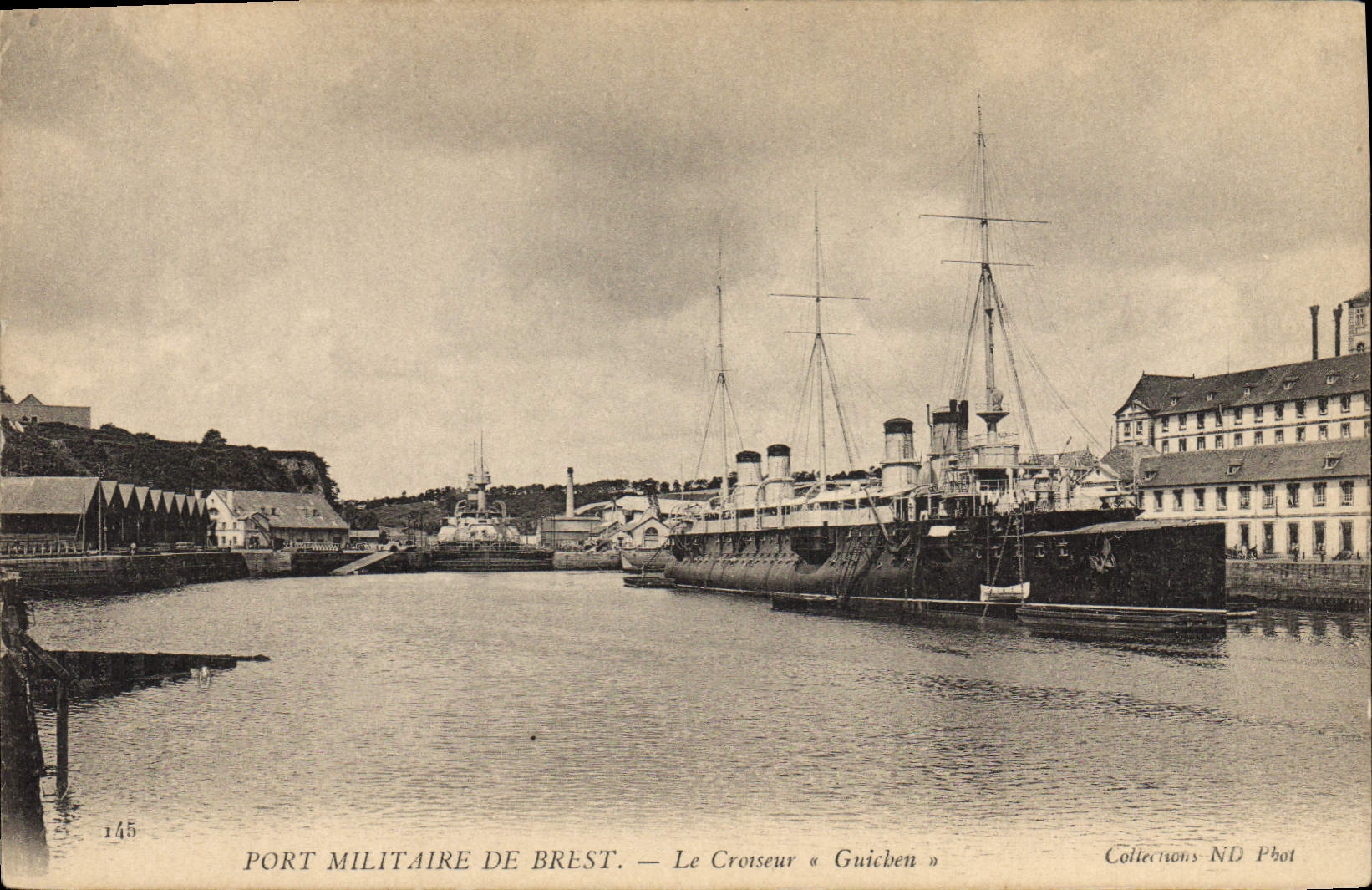 CPA Bateau Port militaire de Brest le croiseur Guichen