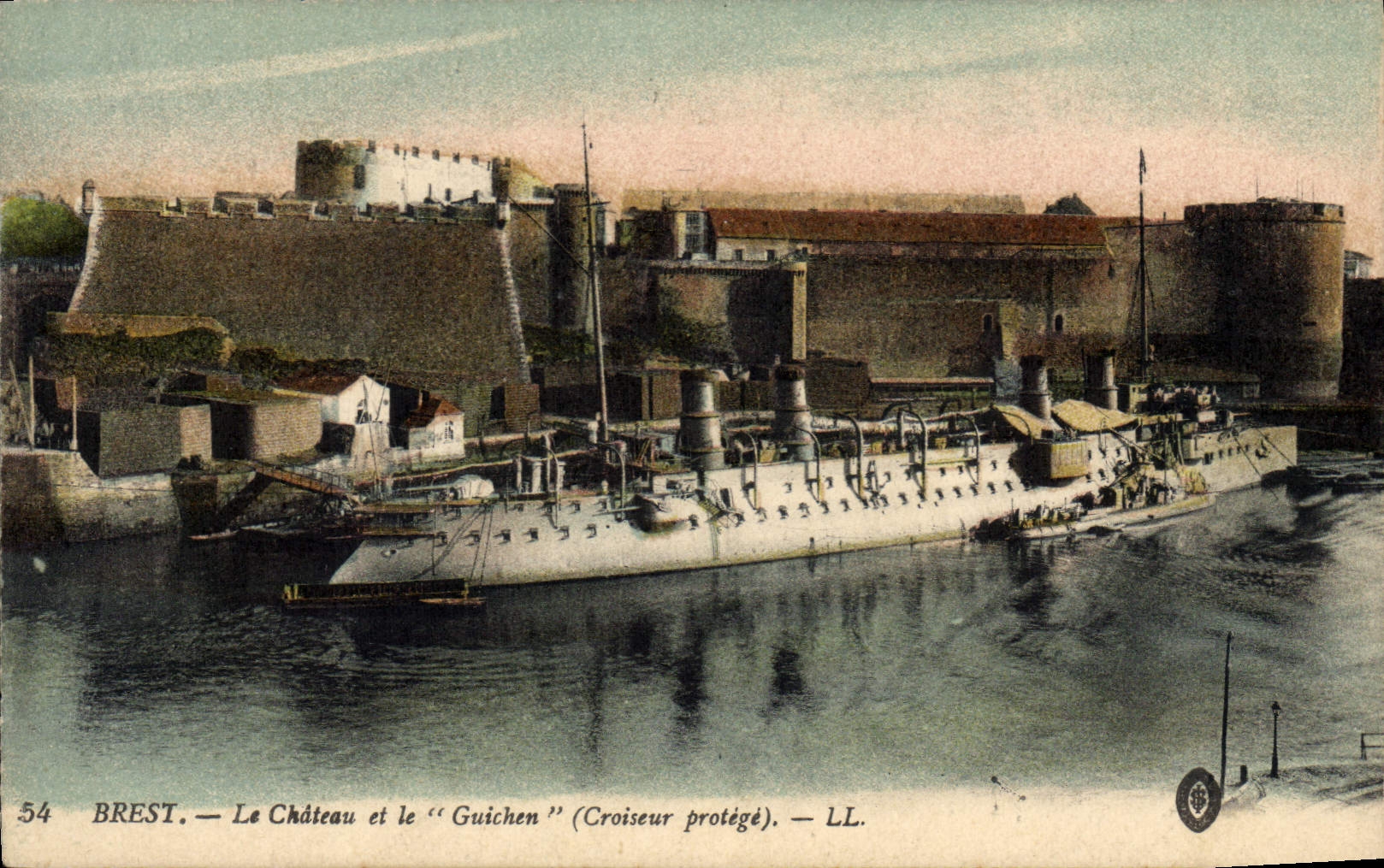 CPA Bateau Brest Le chateau et le Guichen Croiseur protege