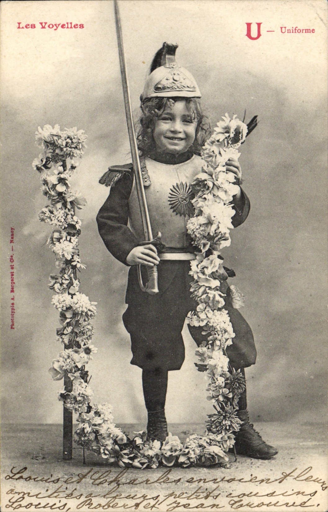 CPA Fantaisie Enfant Les voyelles Lettre U Uniforme Militaria