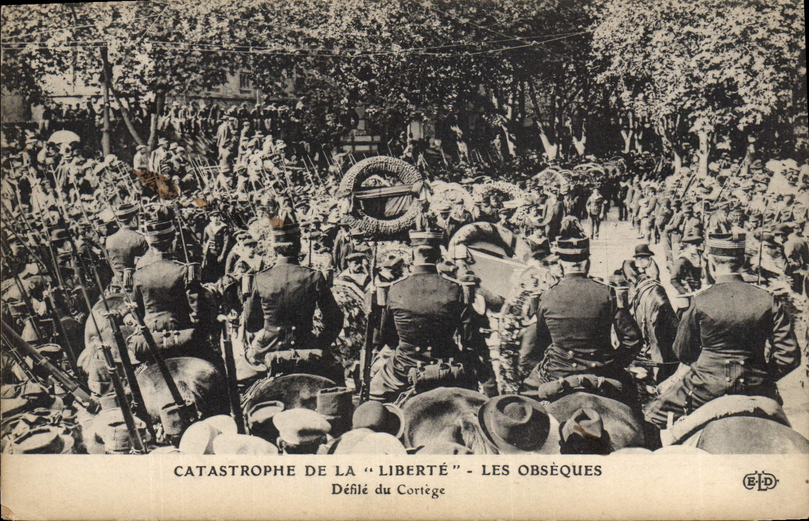CPA Catastrophe de la Liberte Les obseques Defile du cortege