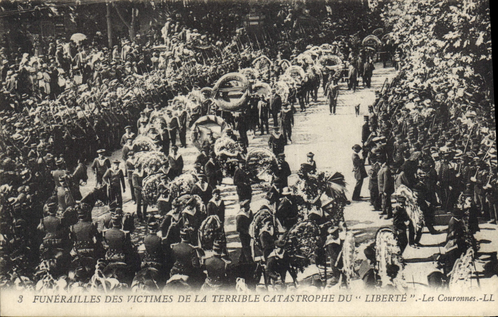 CPA Funerailles des victimes de la terrible catastrophe du Liberte Les couronnes