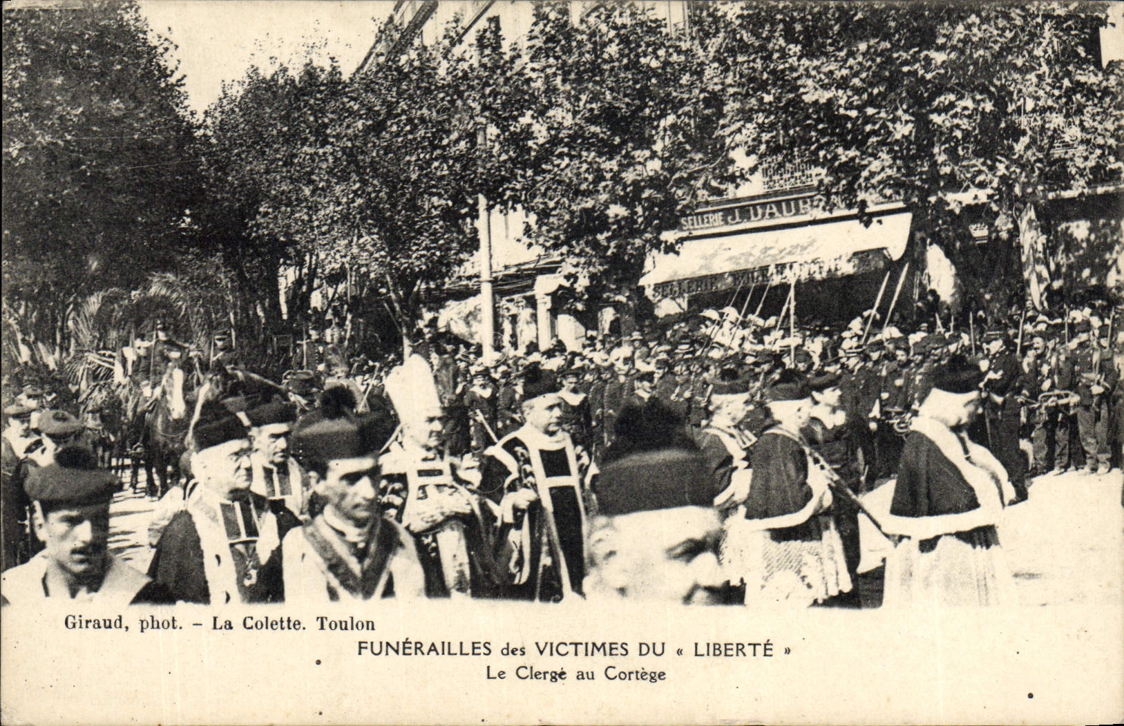 CPA Funerailles des victimes du Liberte Le clerge au cortege