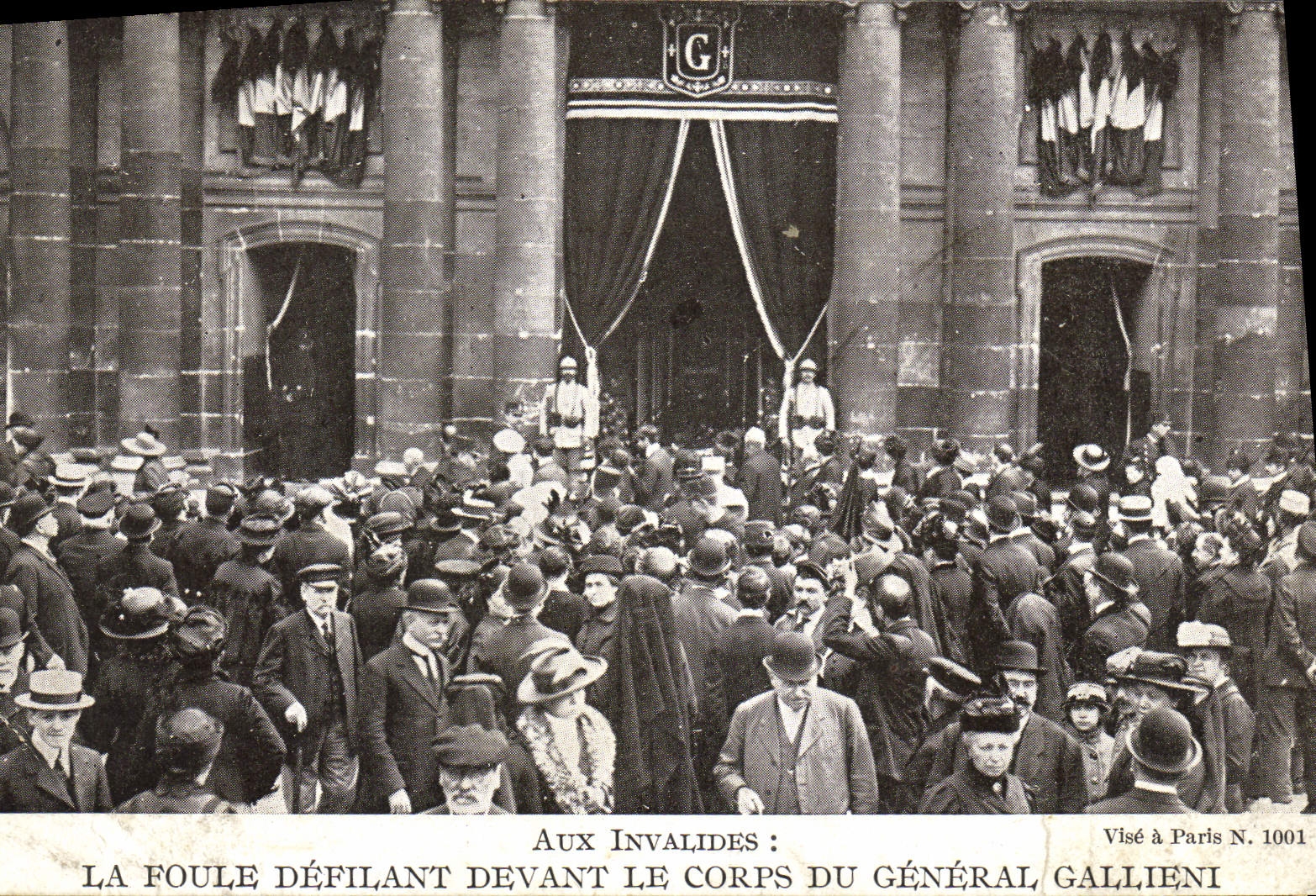 CPA Paris Aux Invalides La foule defilant devant le corps du general Gallieni