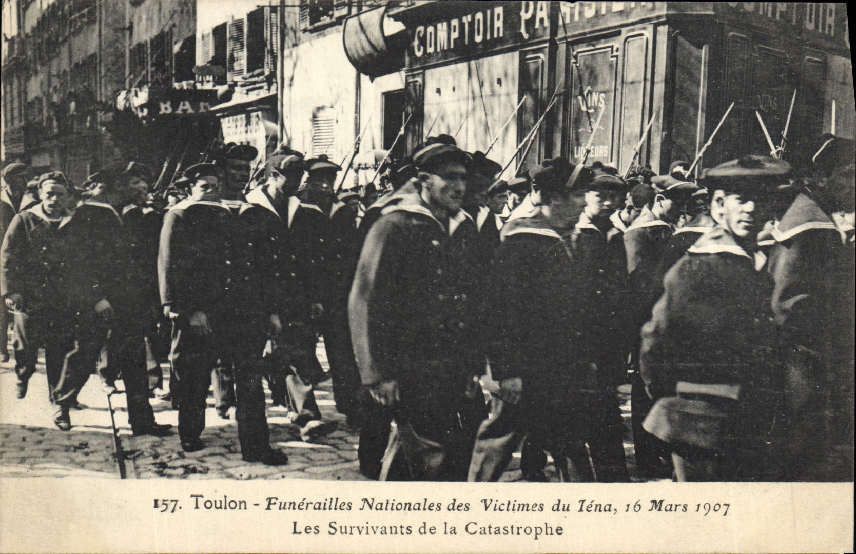 CPA Toulon Funerailles nationales des victimes du Iena Les survivants de la catastrophe