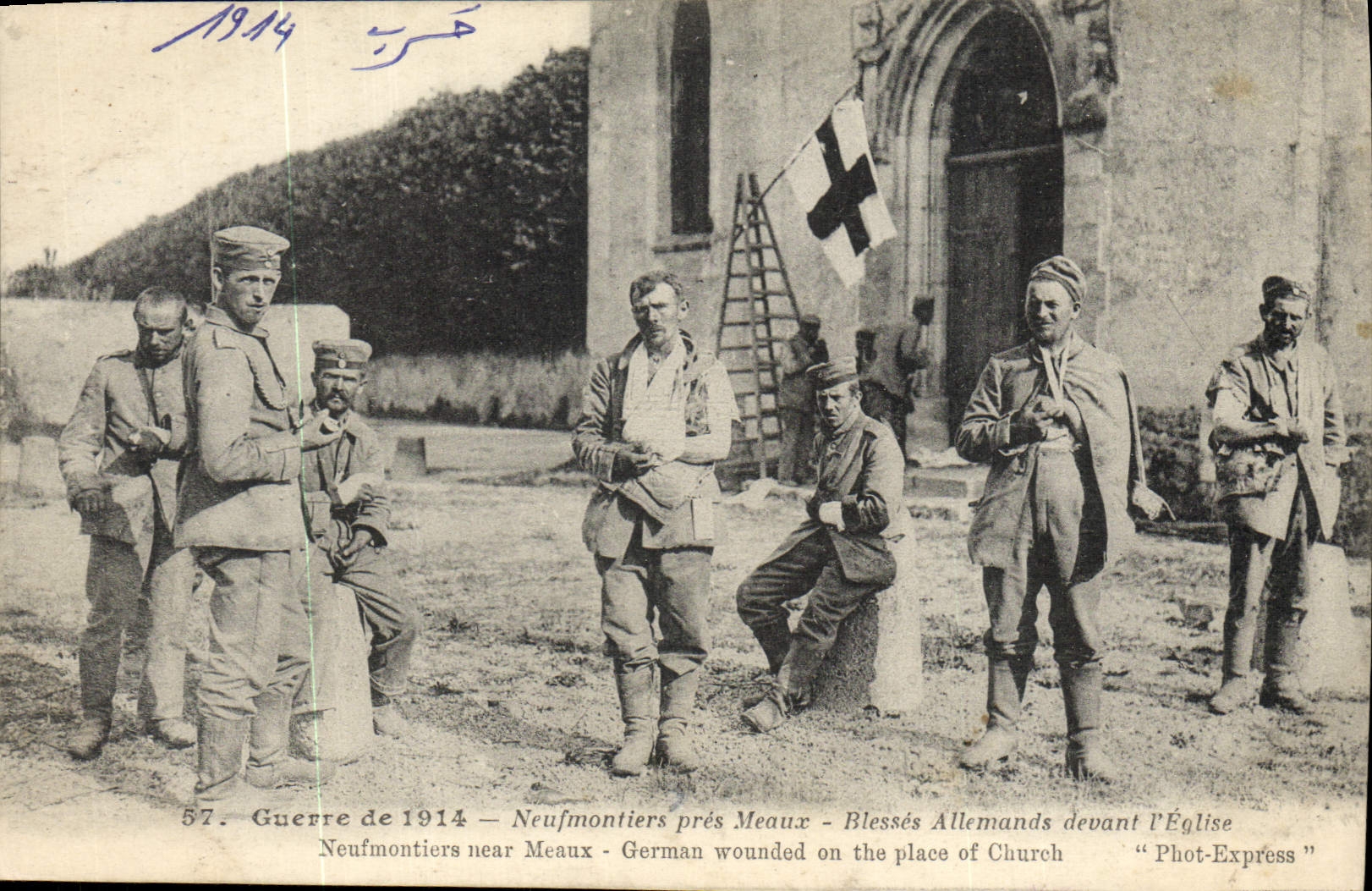 CPA Sante Militaria Neufmoutiers pres Meaux Blesses allemands devant l'eglise Croix Rouge