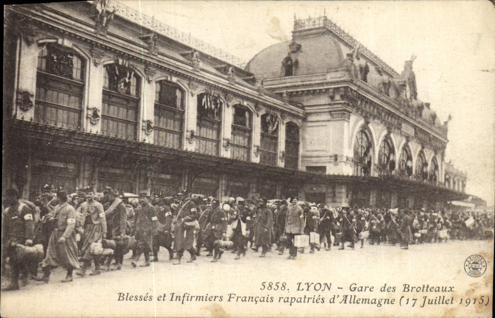 Vintage Postcard Sante Militaria Lyon Parks of Brotteaux Blesses and French Male nurses repatriate of Germany