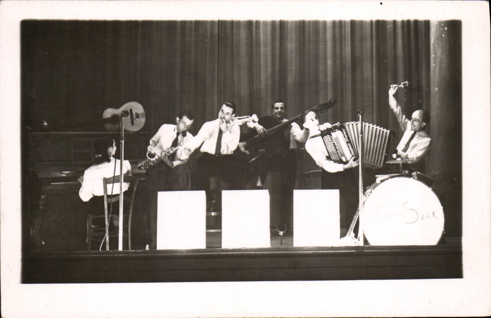 CARTE PHOTO Accordeon Piano Franci Saux