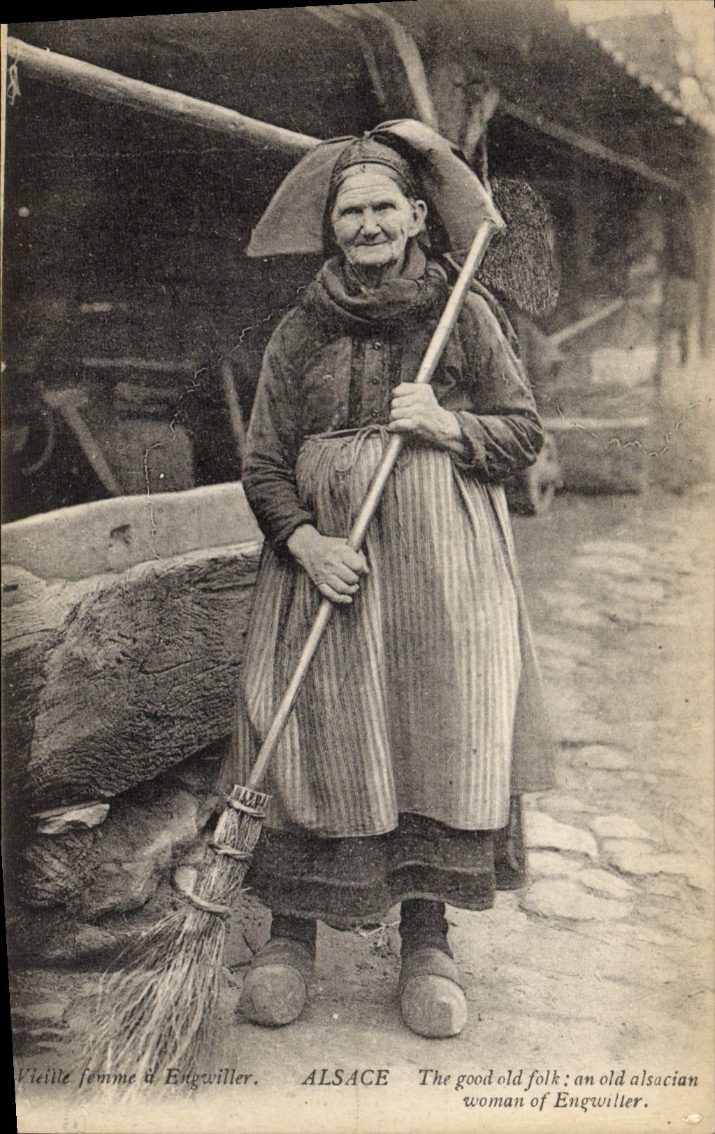 CPA Folklore Alsace Vieille femme a Engwiller