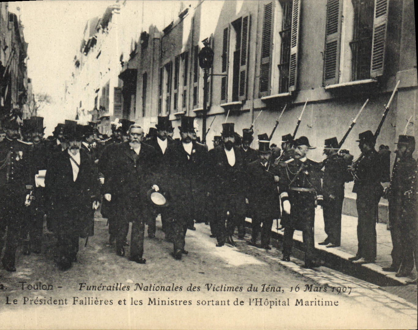 CPA Toulon Funerailles nationales des victimes du Iena Le president Fallieres et les ministres sortant de l'hopital maritime