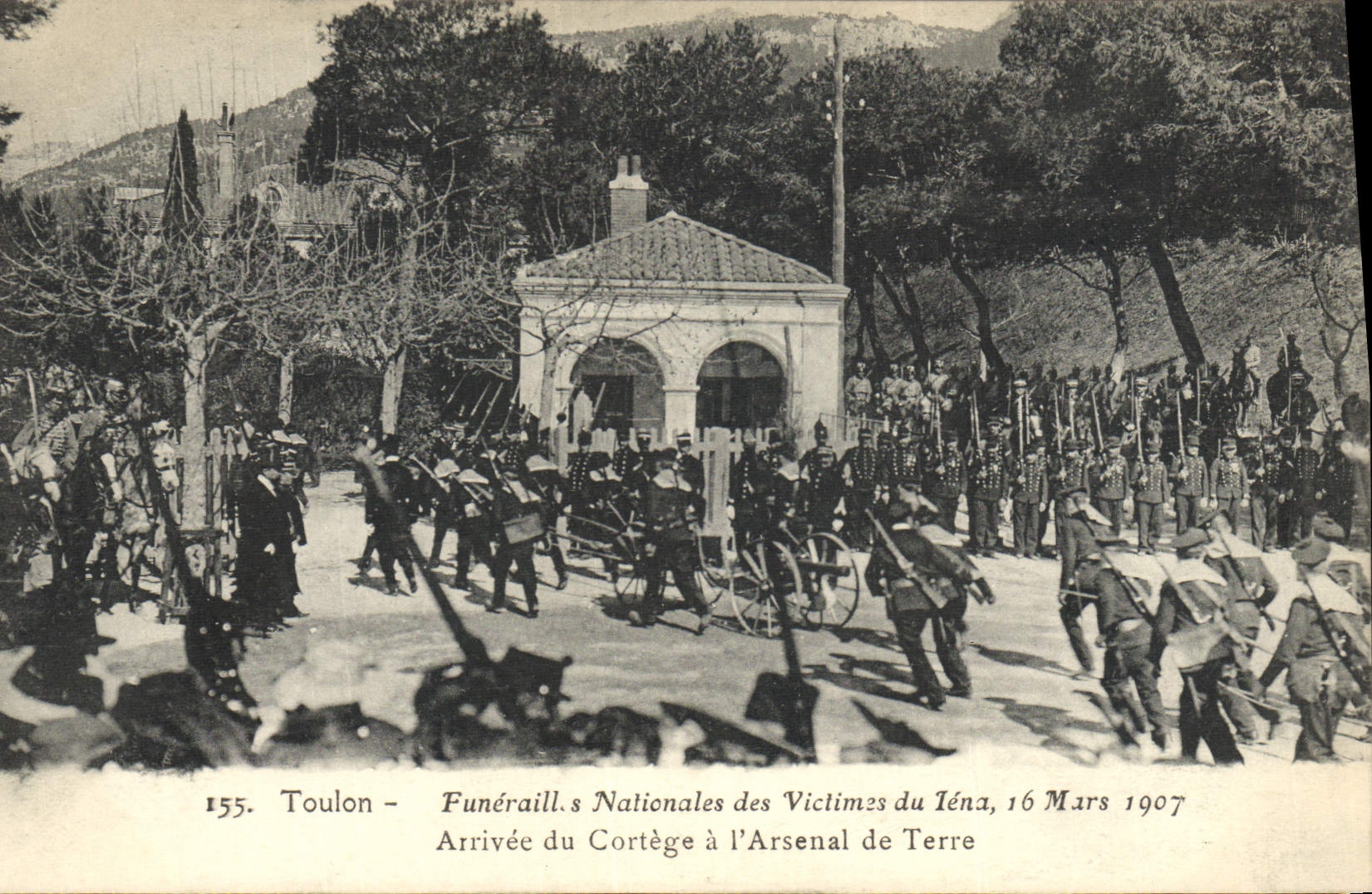CPA Toulon Funerailles nationales des victimes du Iena Arrivee du cortege a l'arsenal de terre 
