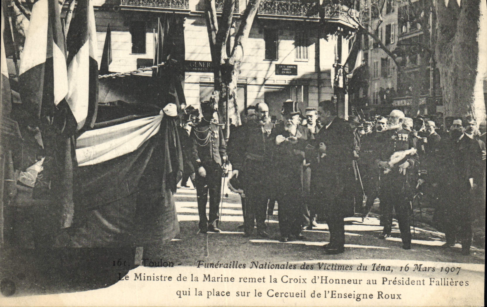 CPA Toulon Funerailles nationales des victimes du Iena Le ministe de la amrine remet la Croix d'honneur au President Fallieres qui la place sur le cercueil de l'enseigne Roux