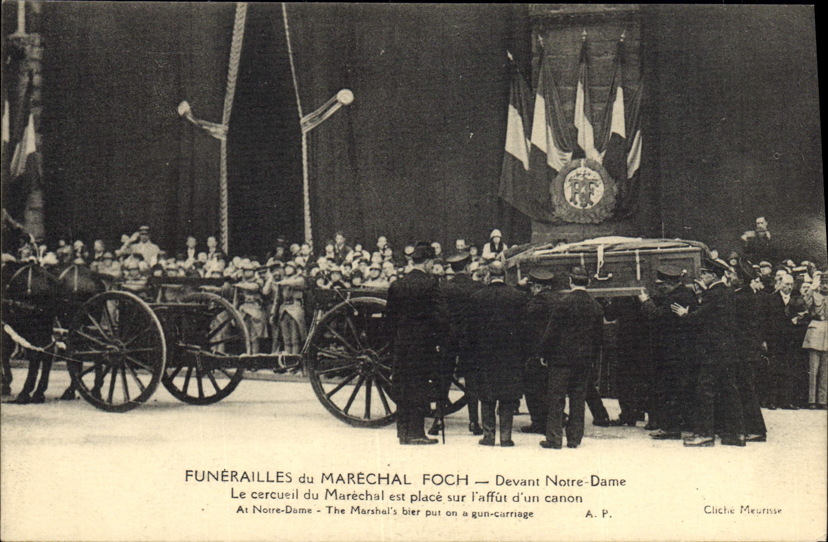 CPA Funerailles du Marechal Foch Devant Notre Dame le cercueil du marechal est place sur l'affut d'un canon