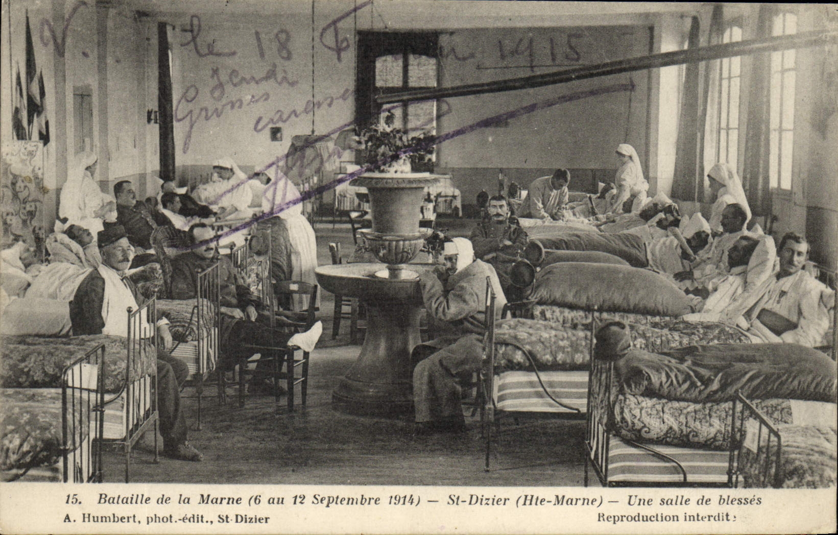 CPA Sante Militaria Bataille de la Marne St Dizier Une salle de blesses