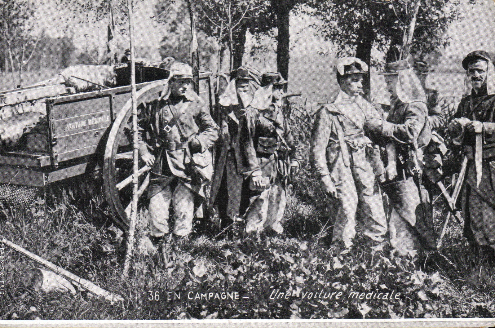 CPA Sante Militaria Une voiture medical