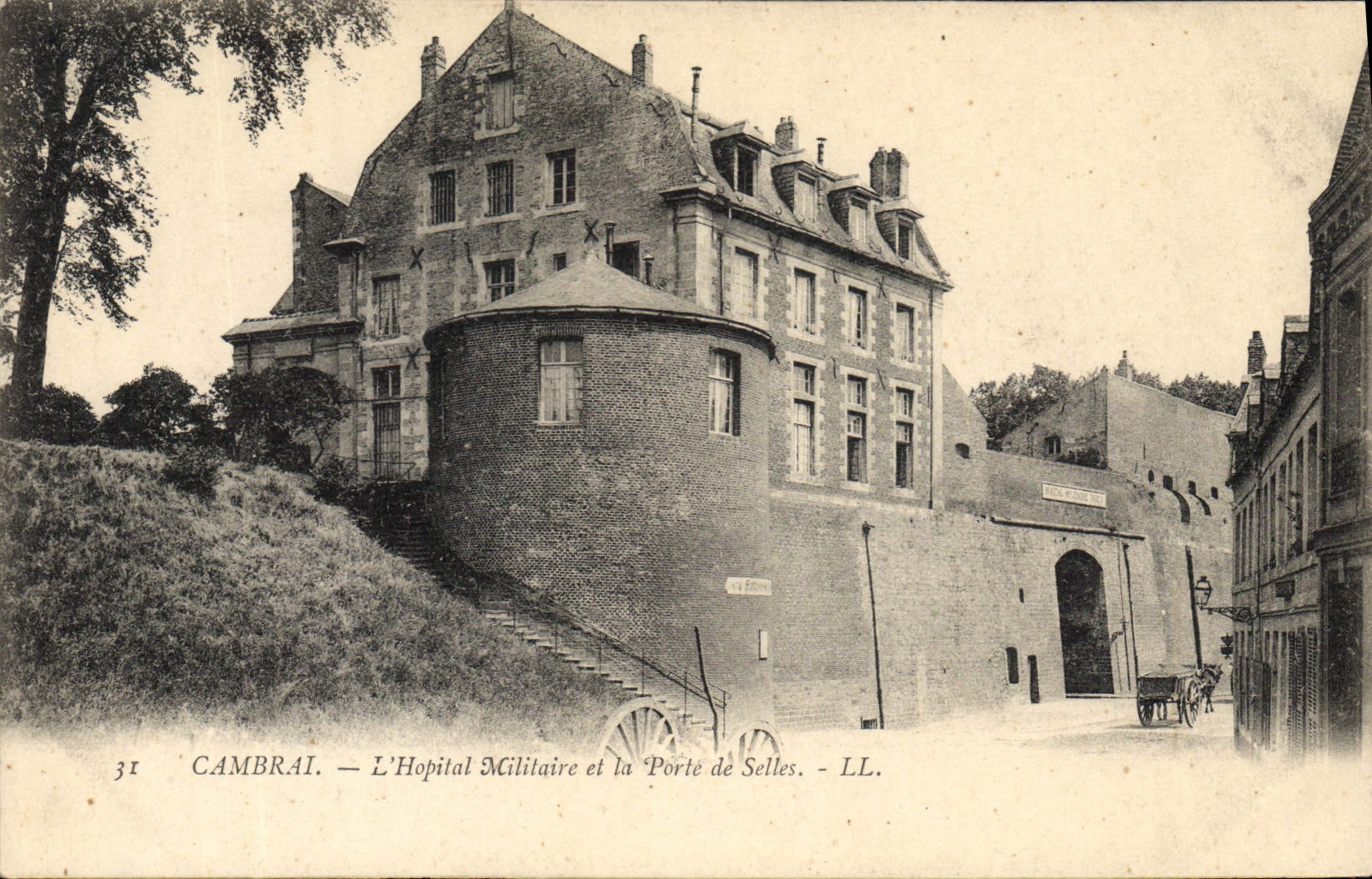 CPA Sante Militaria Cambrai L'hopital militaire et la porte de Selles