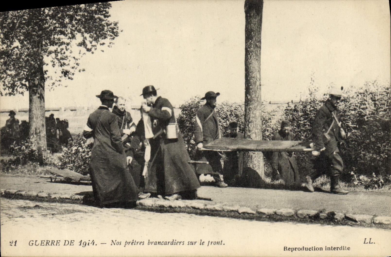 CPA Sante Militaria Nos pretres brancardiers sur le front