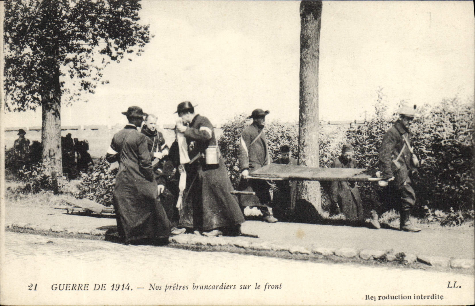 CPA Sante Militaria Nos pretres brancardiers sur le front