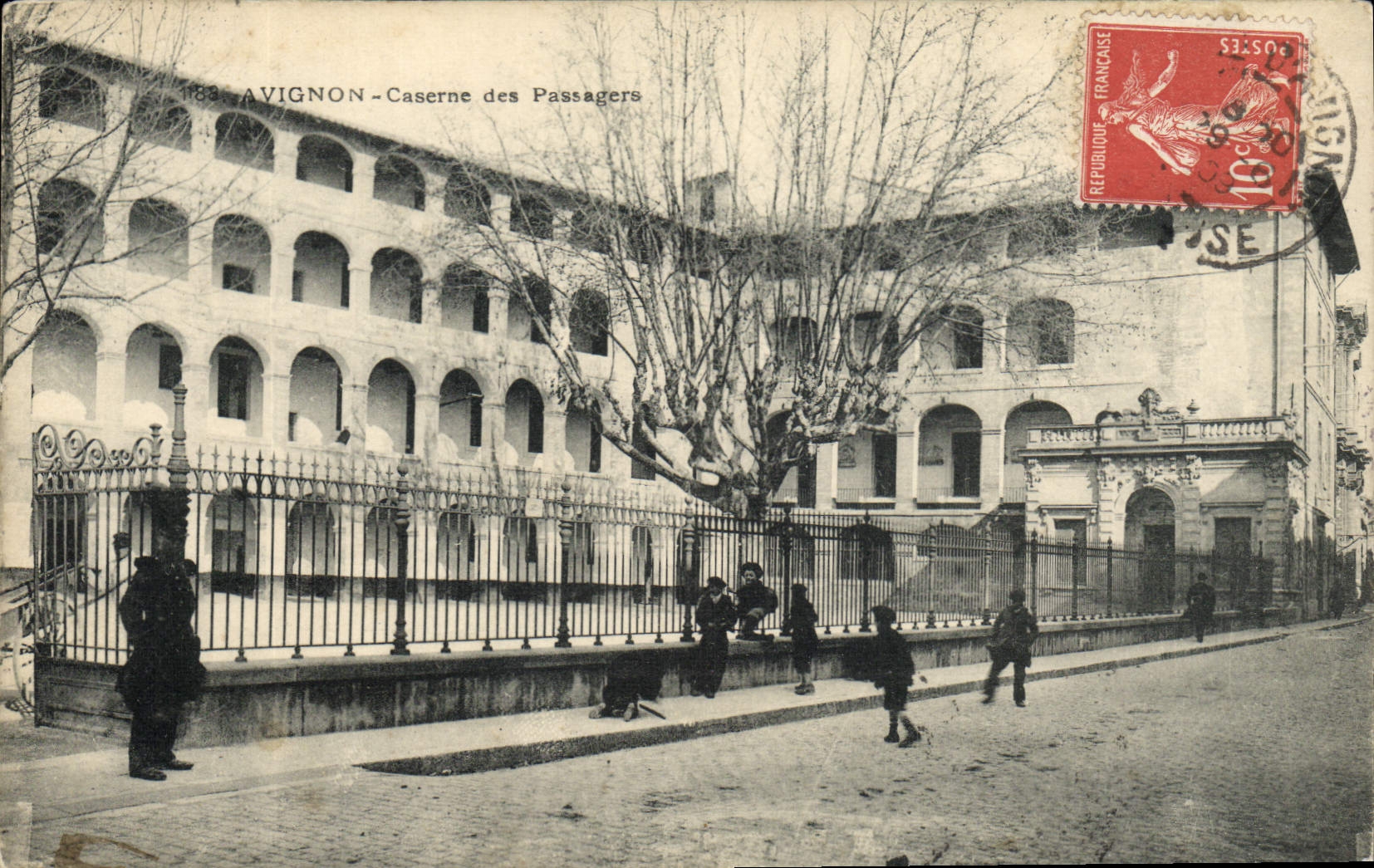 Vintage Postcard Militaria Avignon Quarters Passengers