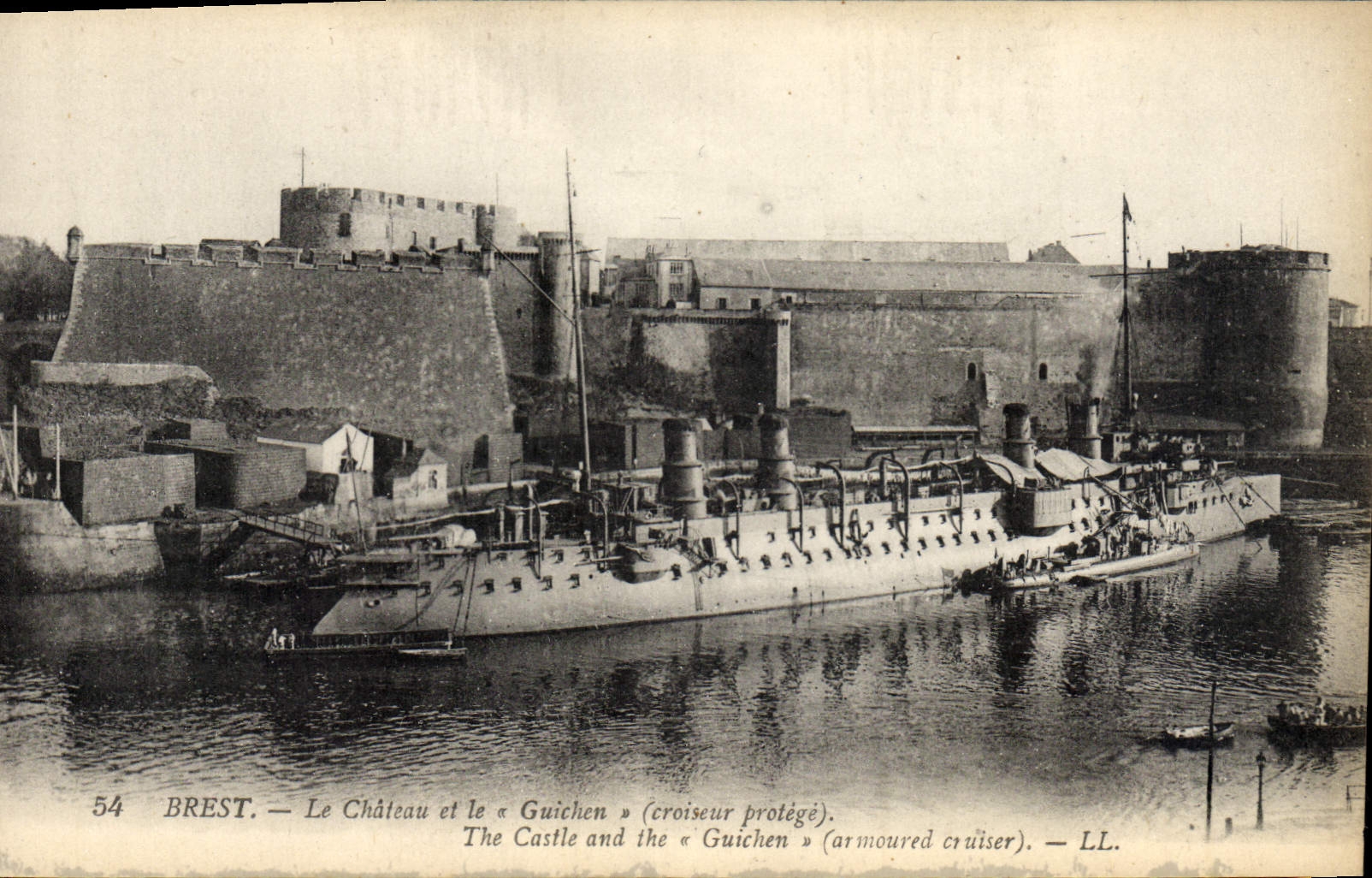 CPA Bateau Brest Le chateau et la Guichen Croiseur protege