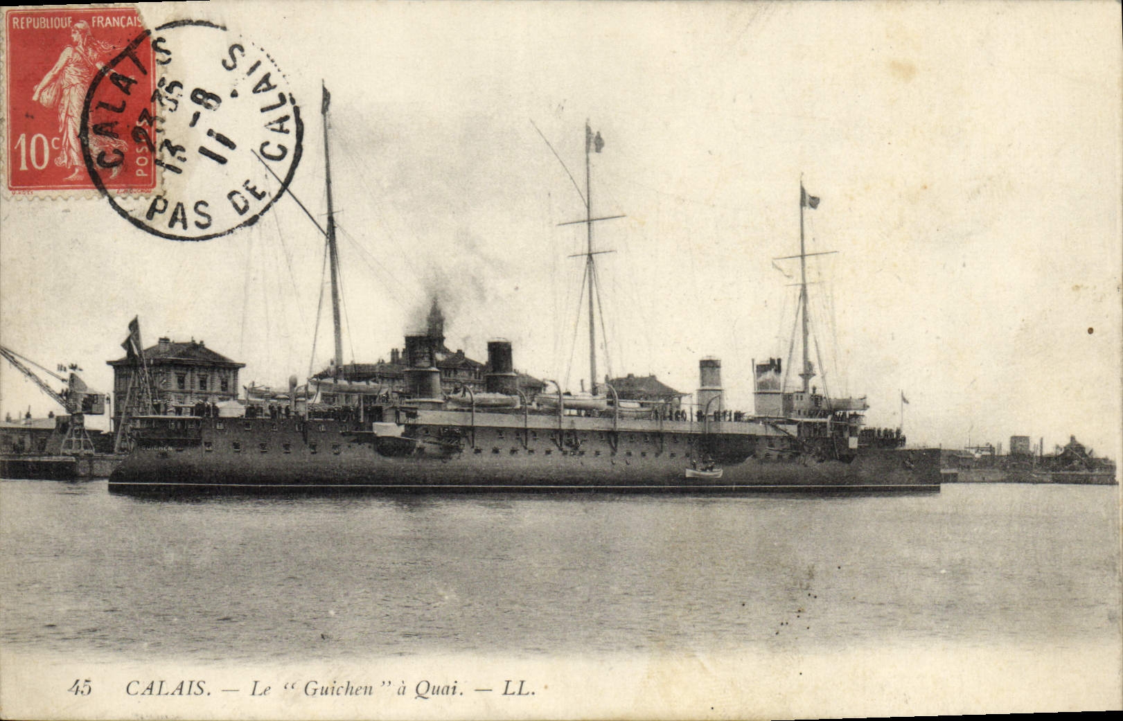CPA Bateau Calais Le Guichen a quai