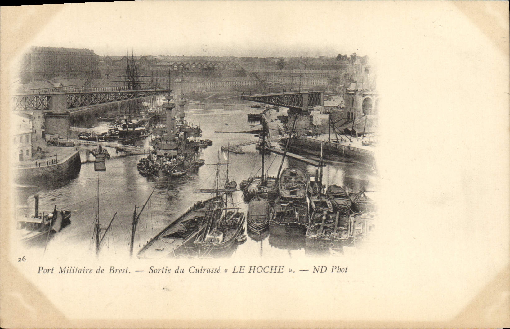 CPA Bateau Port militaire de Brest Sortie du cuirasse Le Hoche