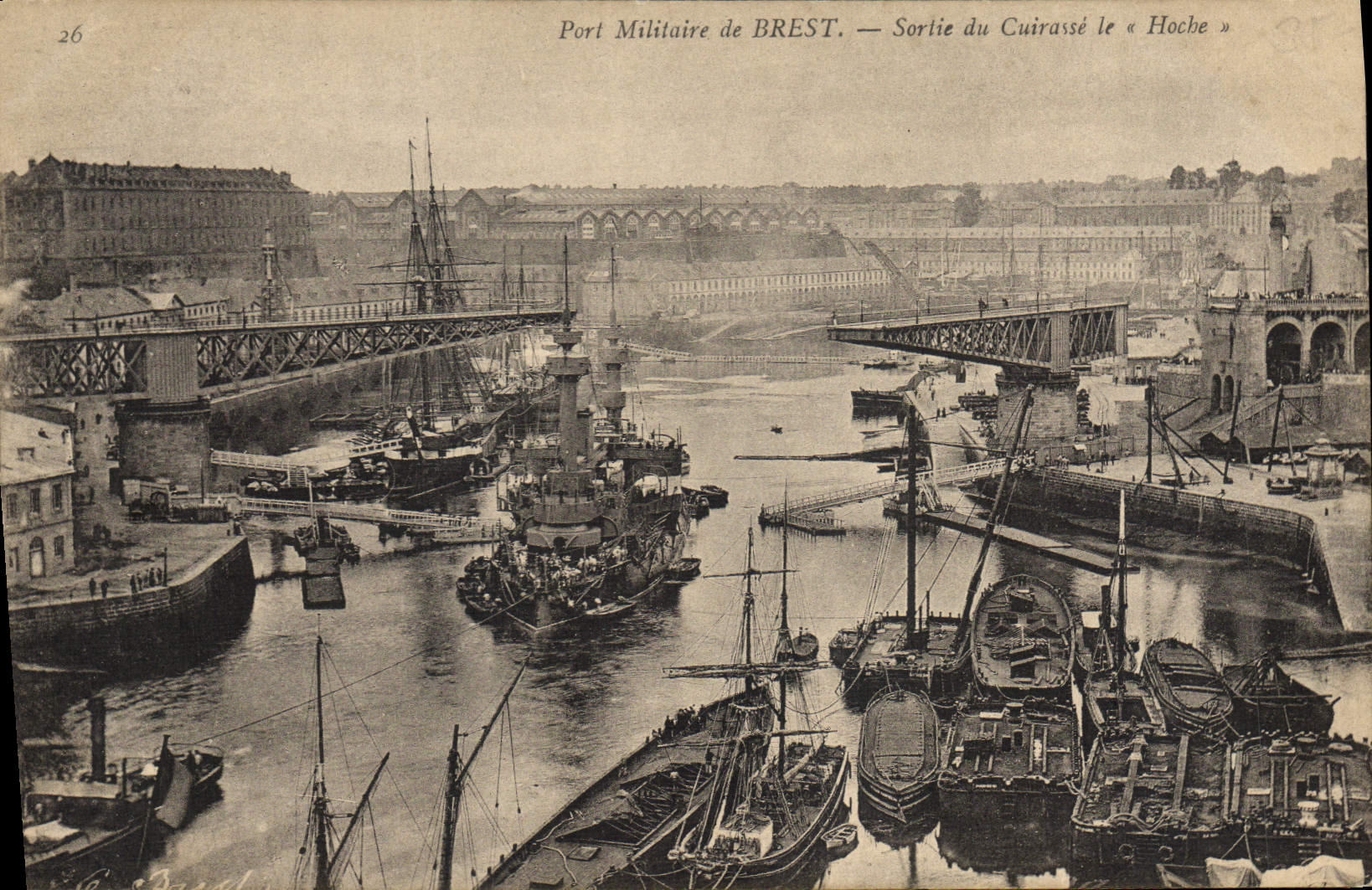 CPA Bateau Port militaire de Brest Sortie du cuirasse Le Hoche