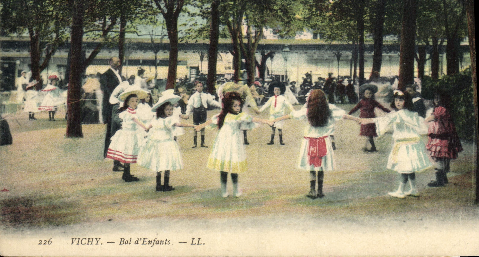 CPA Vichy Bal d'enfants 