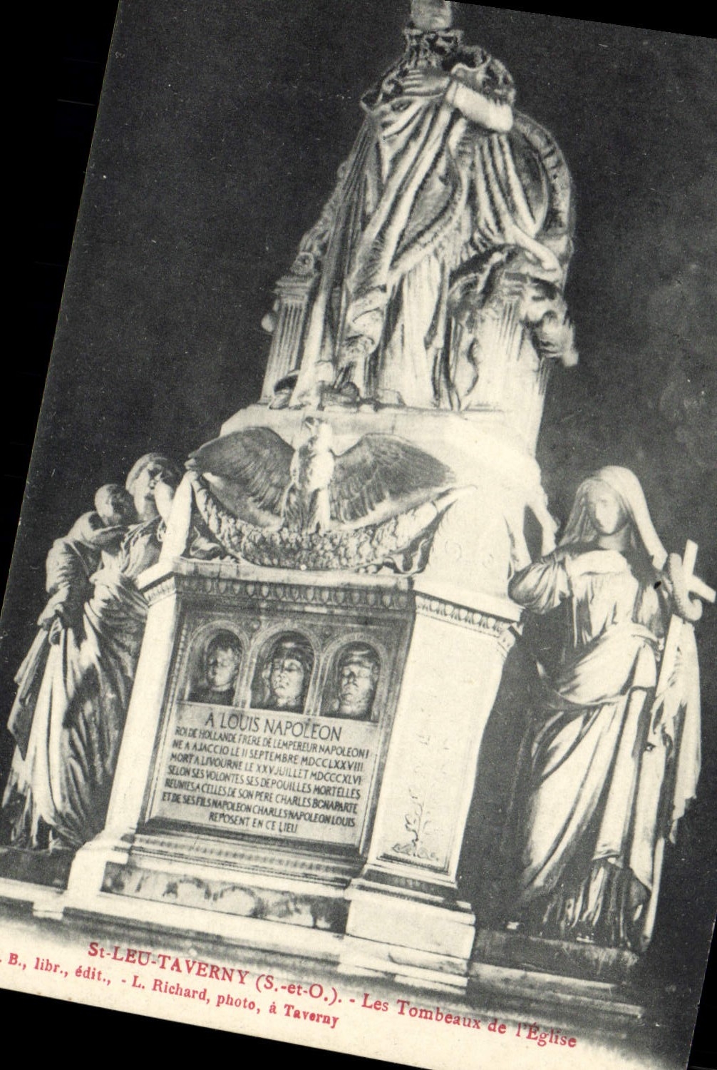 CPA Mort St Leu Taverny Les tombeaux de l'eglise