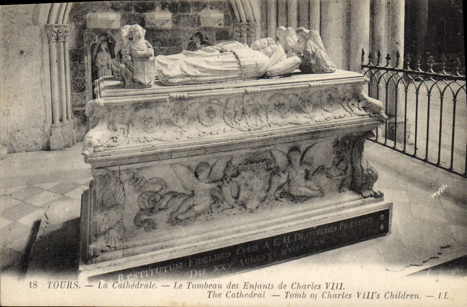 CPA Mort Tours La cathedrale Le tombeau des enfants de Charles VIII