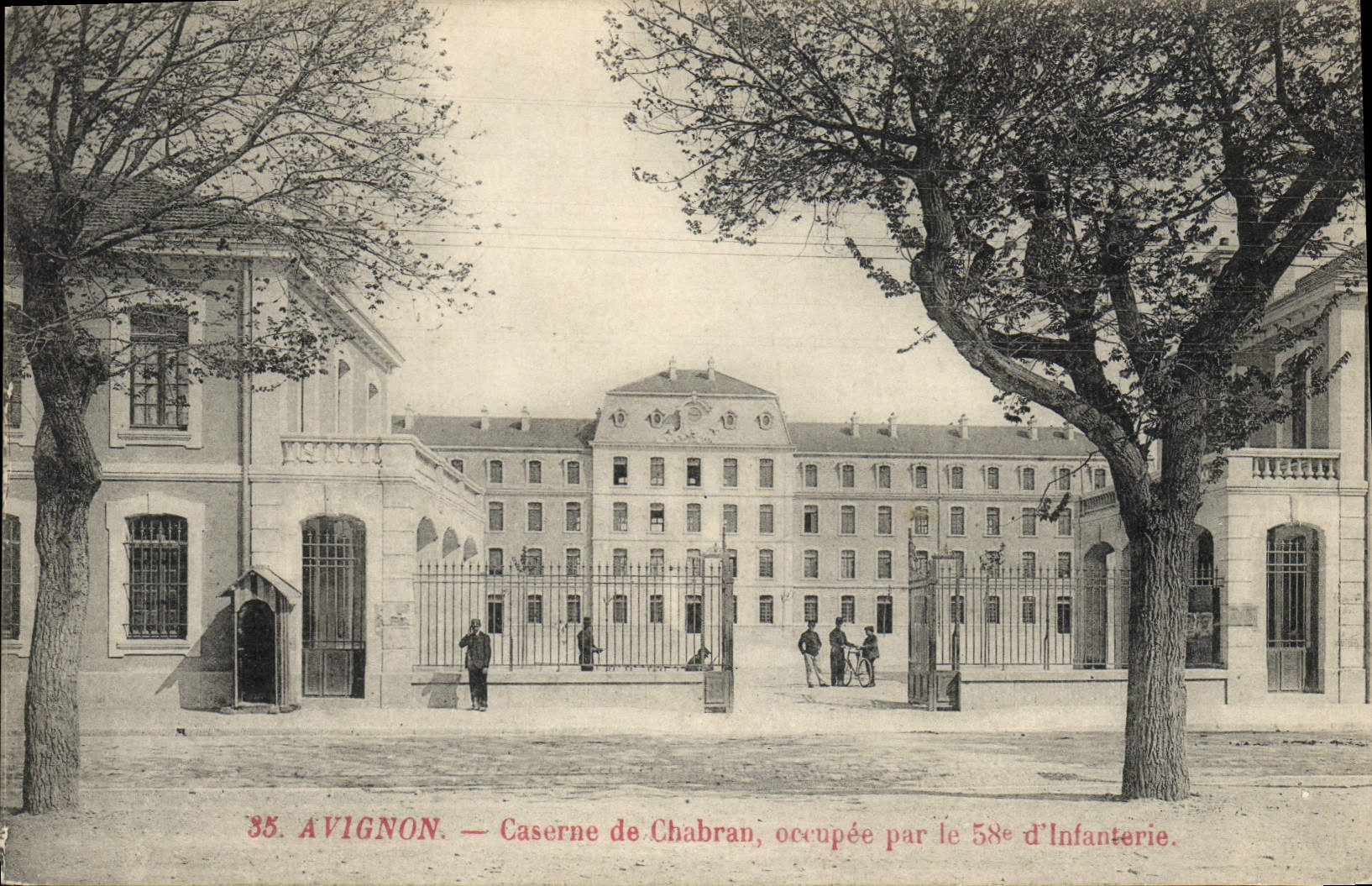 CPA Militaria Avignon Caserne de Chabran occupee par le 58eme d'infanterie