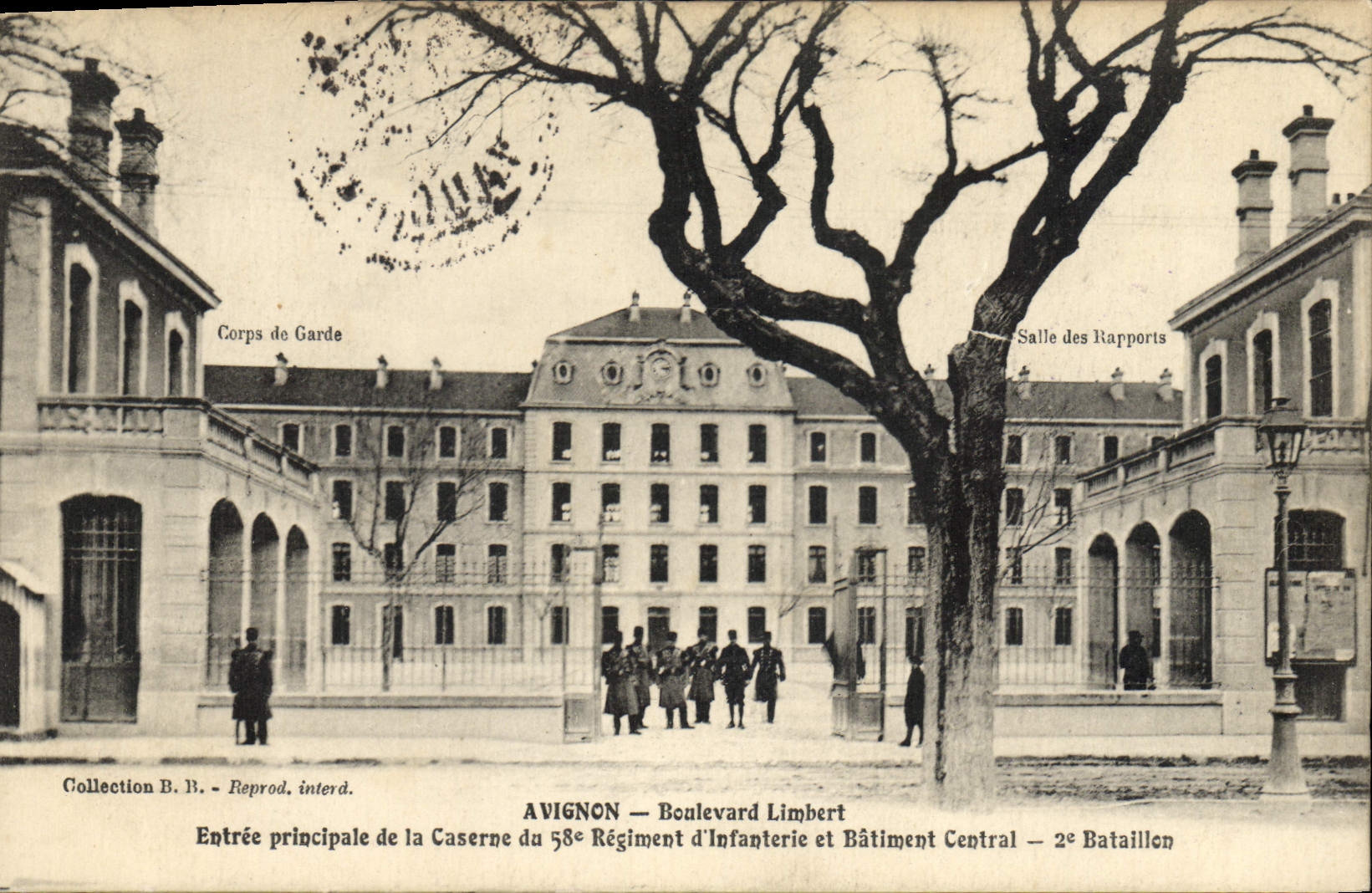 CPA Militaria Avignon Boulevard Limbert Entree principale de la caserne du 58eme Regiment d'infanterie et batiment central 2eme bataillon 