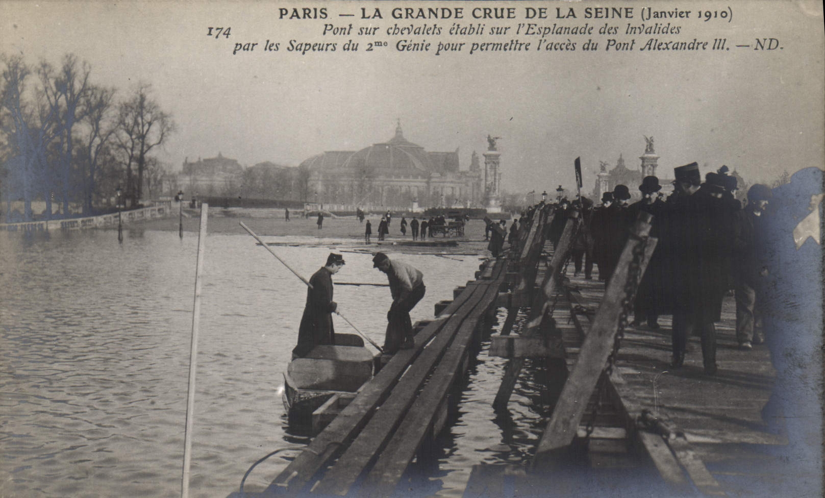 CPA Militaria Paris La Grande Crue de la Seine Janvier 1910 Pont sur chevalets etabli sur l'esplanade des Invalides 