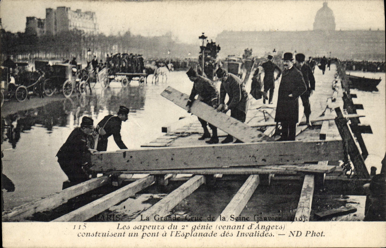 CPA Militaria Paris Crue de la Seine Etablissement d'une passerelle sur chevalets par les sapeurs du 2eme Genie a l'esplanade des Invalides