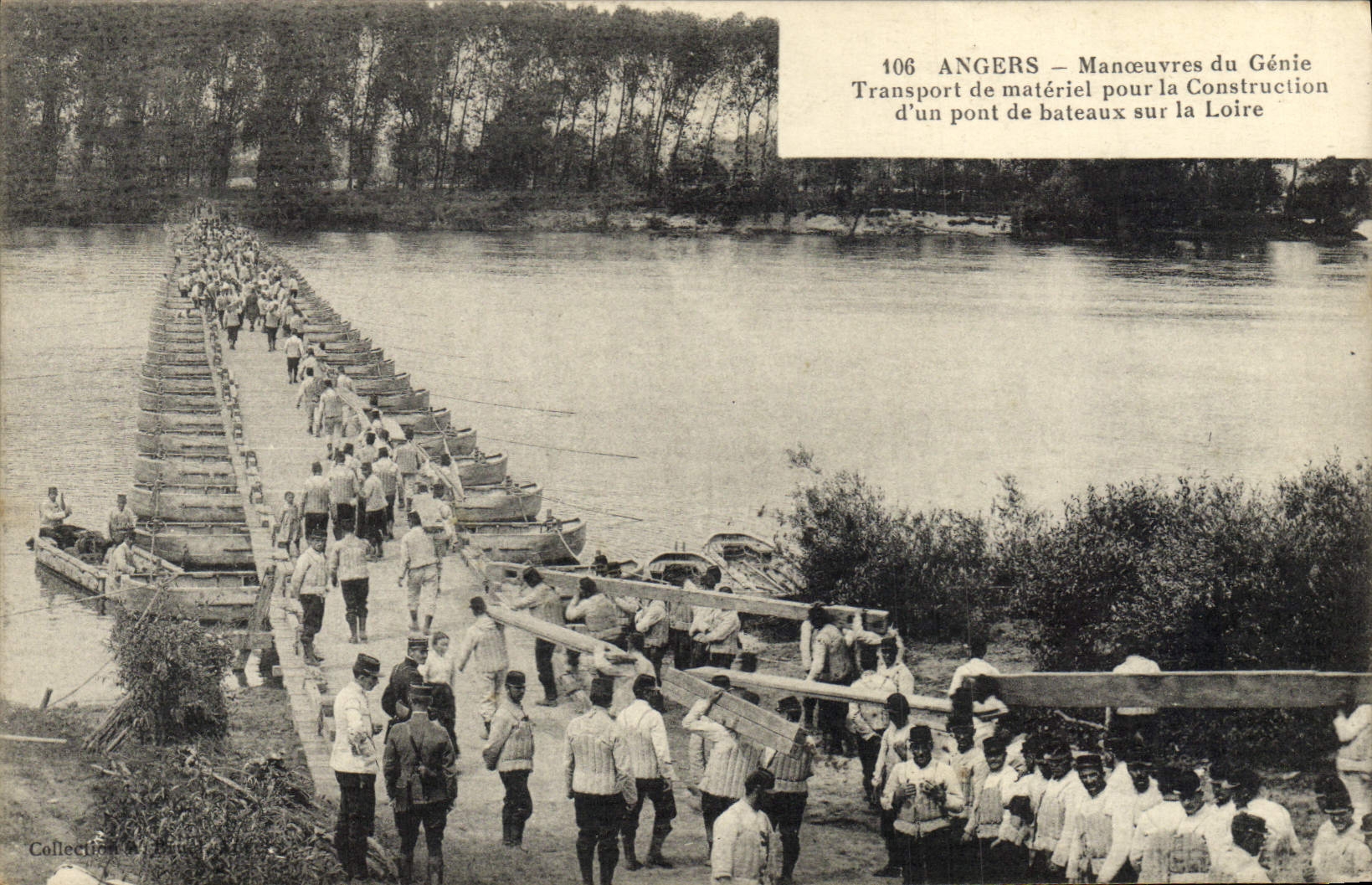 CPA Militaria Angers Manoeuvres du Genie Transport de materiel pour la construction d'un pont de bateaux sur la Loire