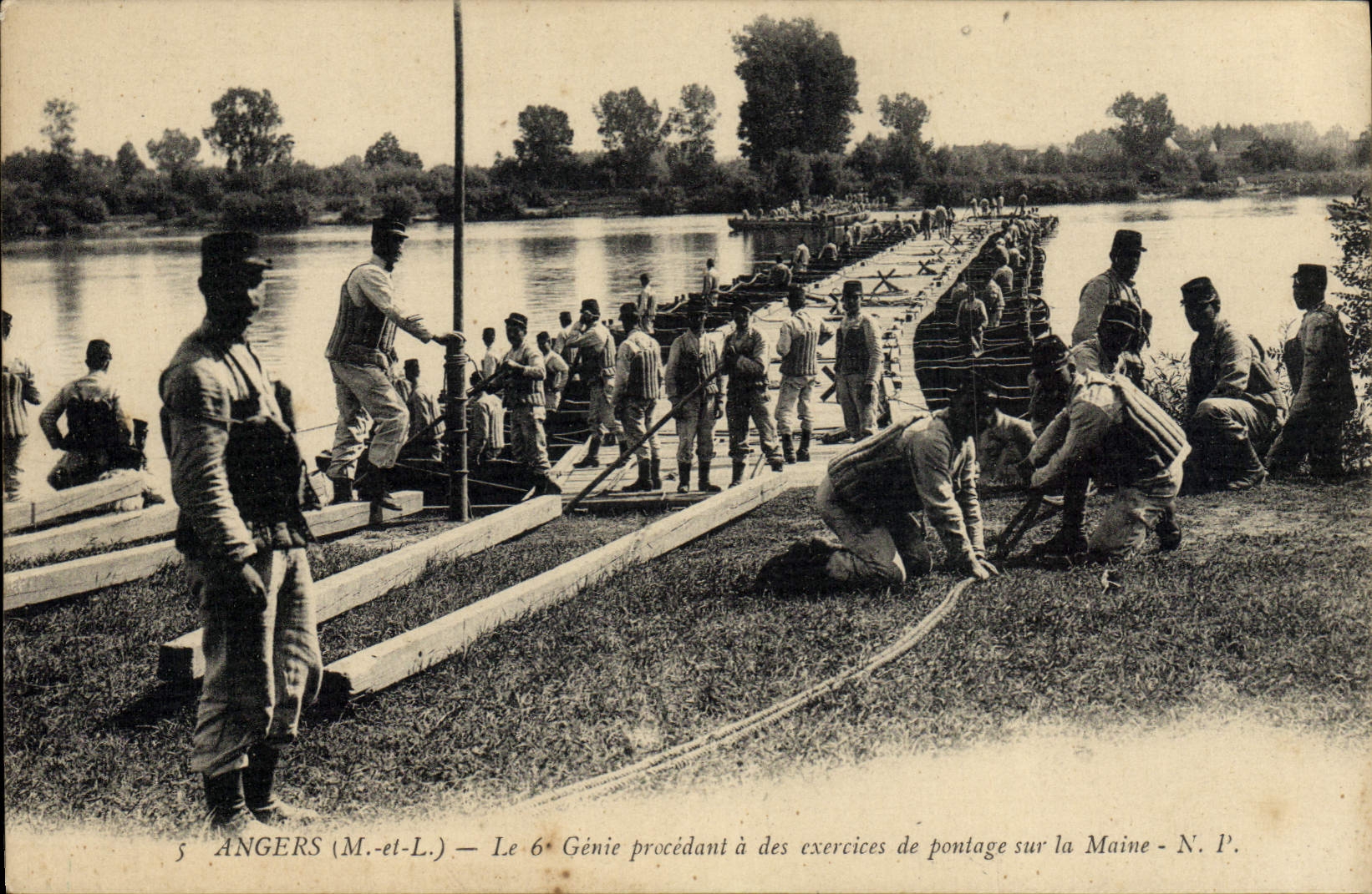 CPA Militaria Angers Le 6eme Genie procedant a des exercices de pontage sur la Maine 