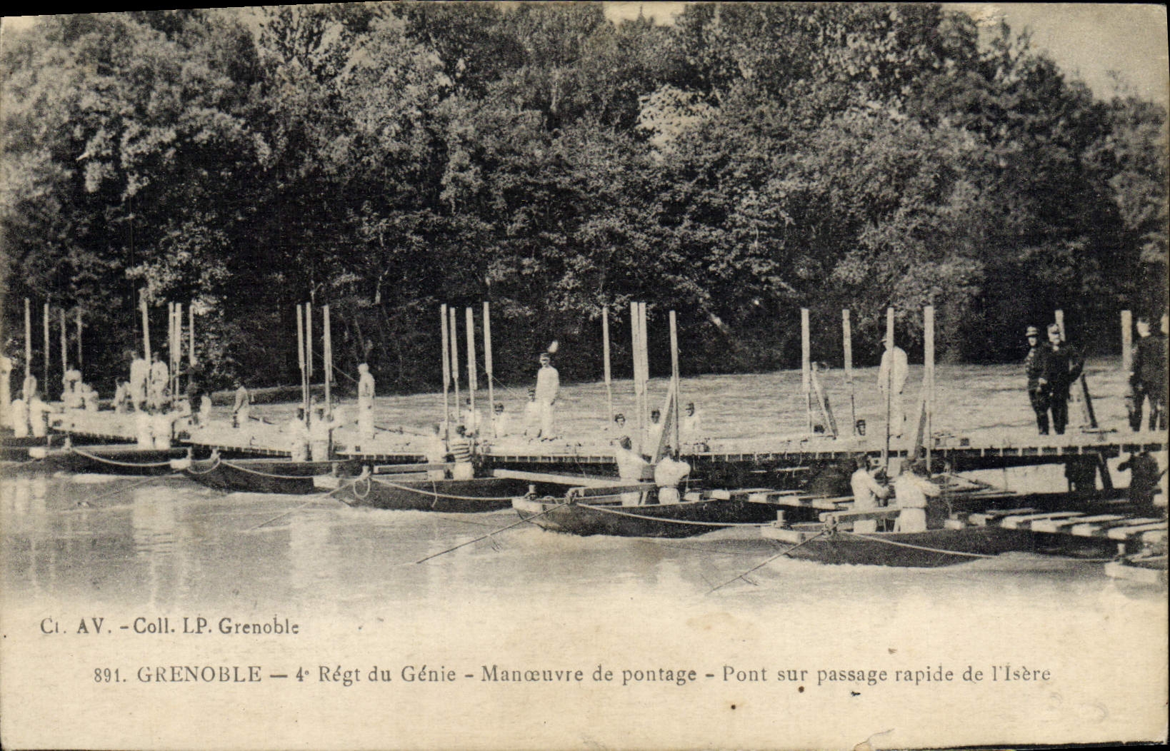 CPA Militaria Grenoble 4me regiment du Genie Manoeuvre de pontage Pont sur passage repide de l'Isere