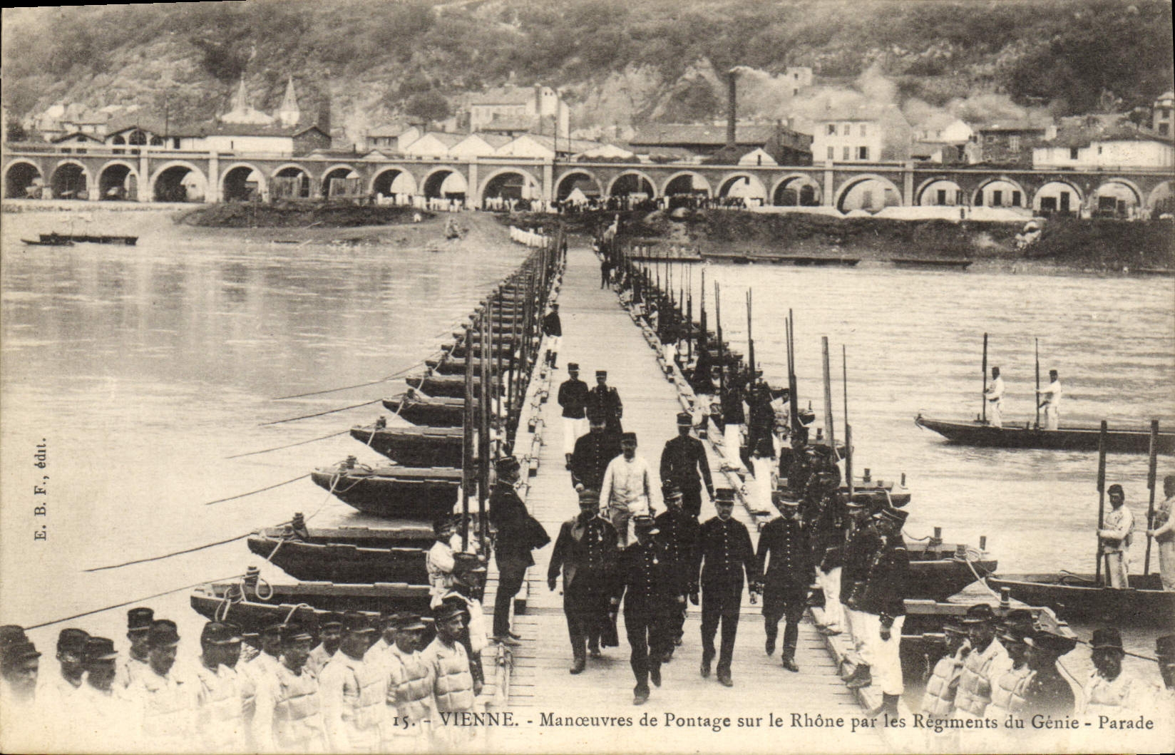 CPA Militaria Vienne Manoeuvres de pontage sur le Rhone par les regiments du Genie Parade