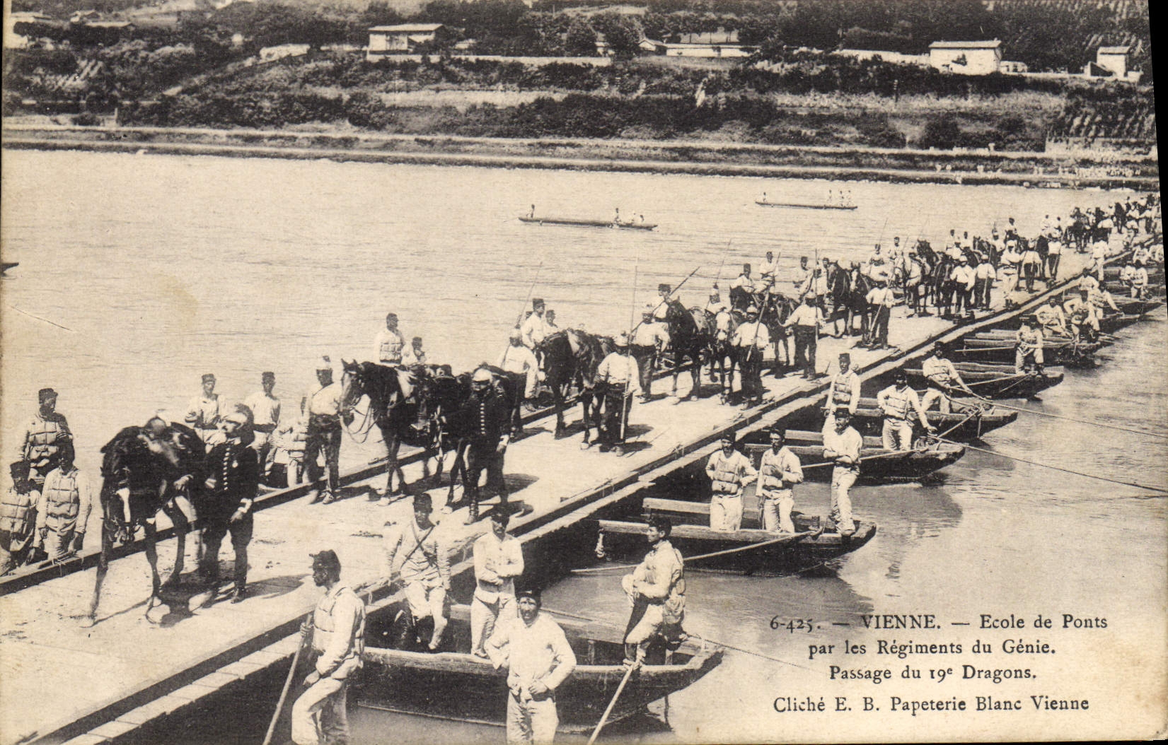 CPA Militaria Vienne Ecole de ponts par les regiments du Genie Passage du 19eme Dragons 